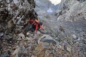 23  Piero affronta la strettoia del canalone
